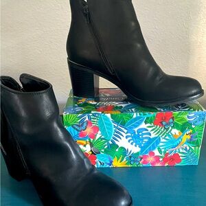 Black two sided zip half boot